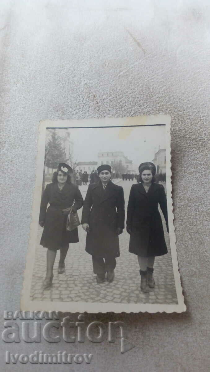 Снимка София Мъж и две млади жени на разходка