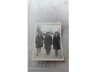 Φωτογραφία Σοφία Ένας άνδρας και δύο νεαρές γυναίκες σε μια βόλτα