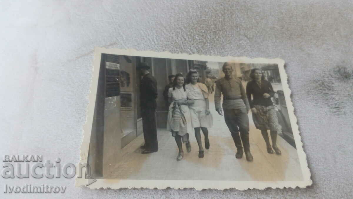 Снимка София Офицер жена и две млади момичета на разходка