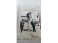Снимка София Двама мъже и жена пред Мавзолея на Г. Димитров
