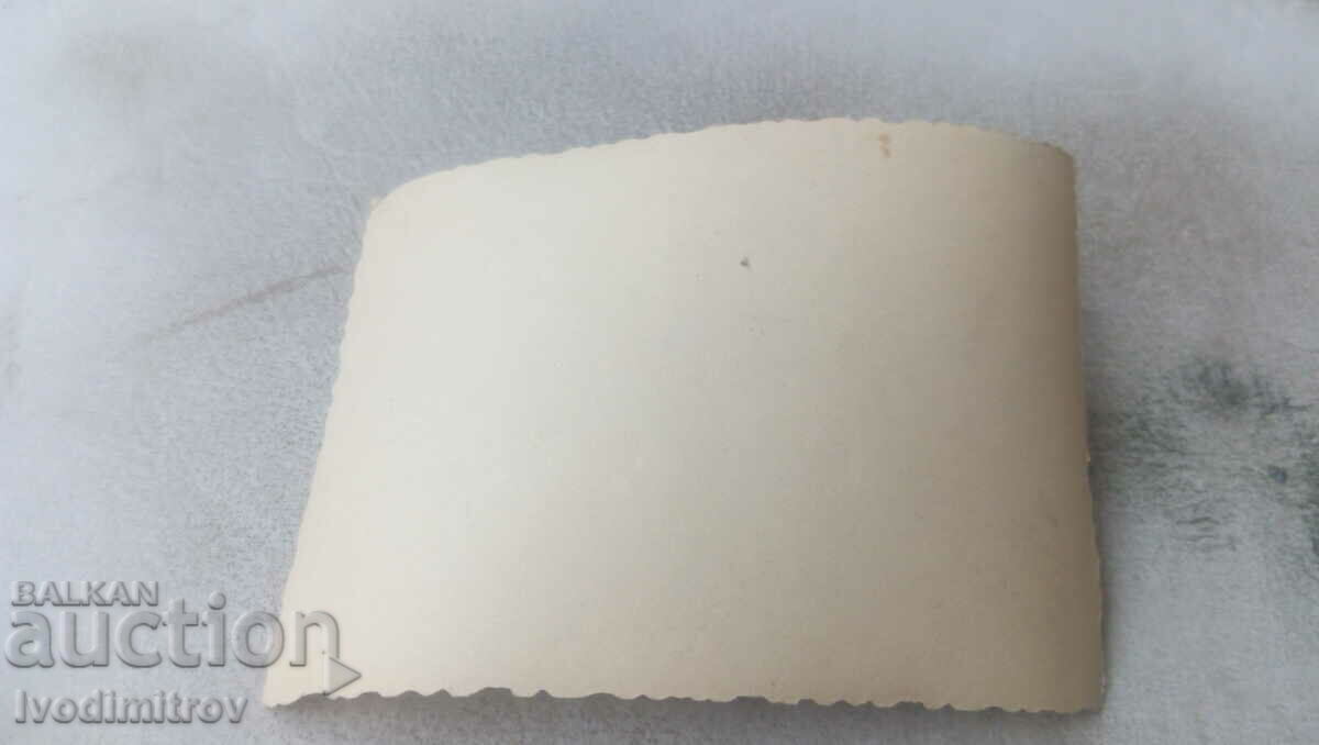 Foto Sofia O fată tânără în fața bisericii Alexandru Nevski cu preț 2.35 BGN | € 1.20 Foto Sofia O fată tânără în fața bisericii Alexandru Nevski cu preț 2.35 BGN | € 1.20