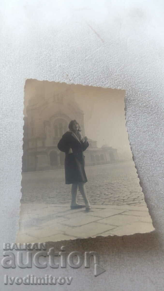 Φωτογραφία Σοφία Ένα νεαρό κορίτσι μπροστά από την εκκλησία Alexander Nevsky