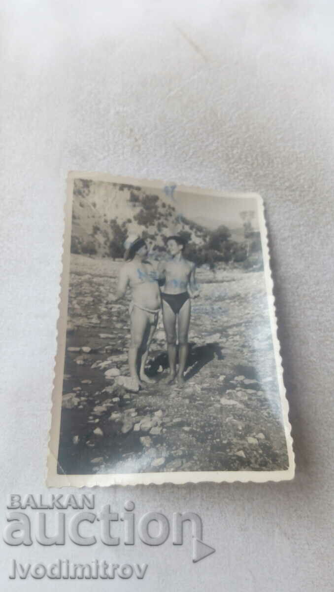 Photo A man and a young man in retro swimsuits in the river