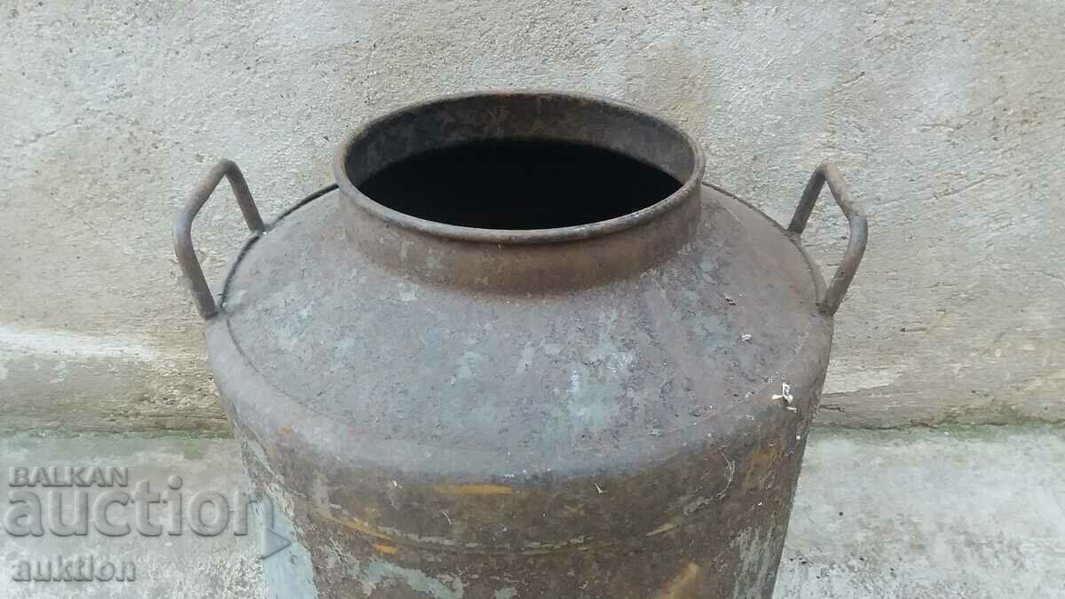 Licitație CILINDRU VECHI DE METAL SOLID PENTRU LAPTE SAU BORRACE 50 LITRI Licitație CILINDRU VECHI DE METAL SOLID PENTRU LAPTE SAU BORRACE 50 LITRI