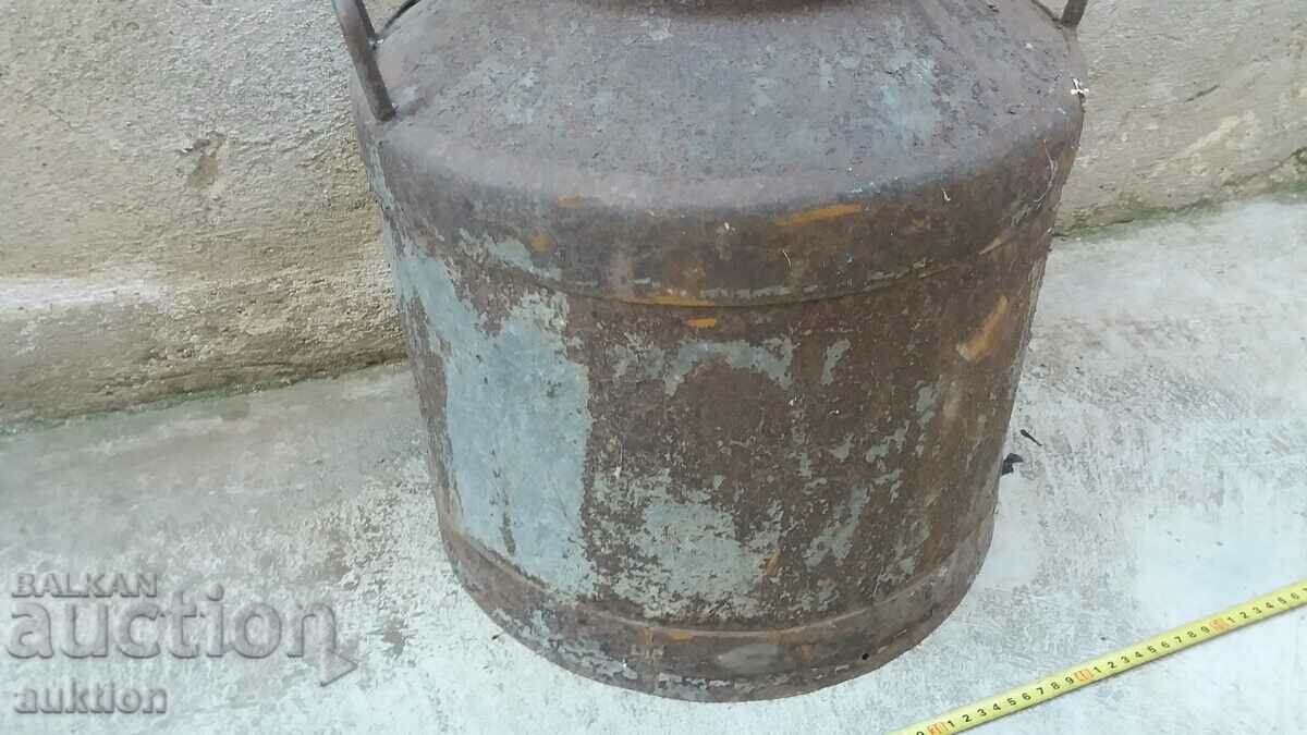 Livrarea CILINDRU VECHI DE METAL SOLID PENTRU LAPTE SAU BORRACE 50 LITRI Livrarea CILINDRU VECHI DE METAL SOLID PENTRU LAPTE SAU BORRACE 50 LITRI