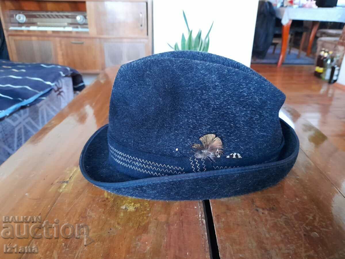 Bowler vechi cu preț 25.00 BGN | € 12.78 Bowler vechi cu preț 25.00 BGN | € 12.78