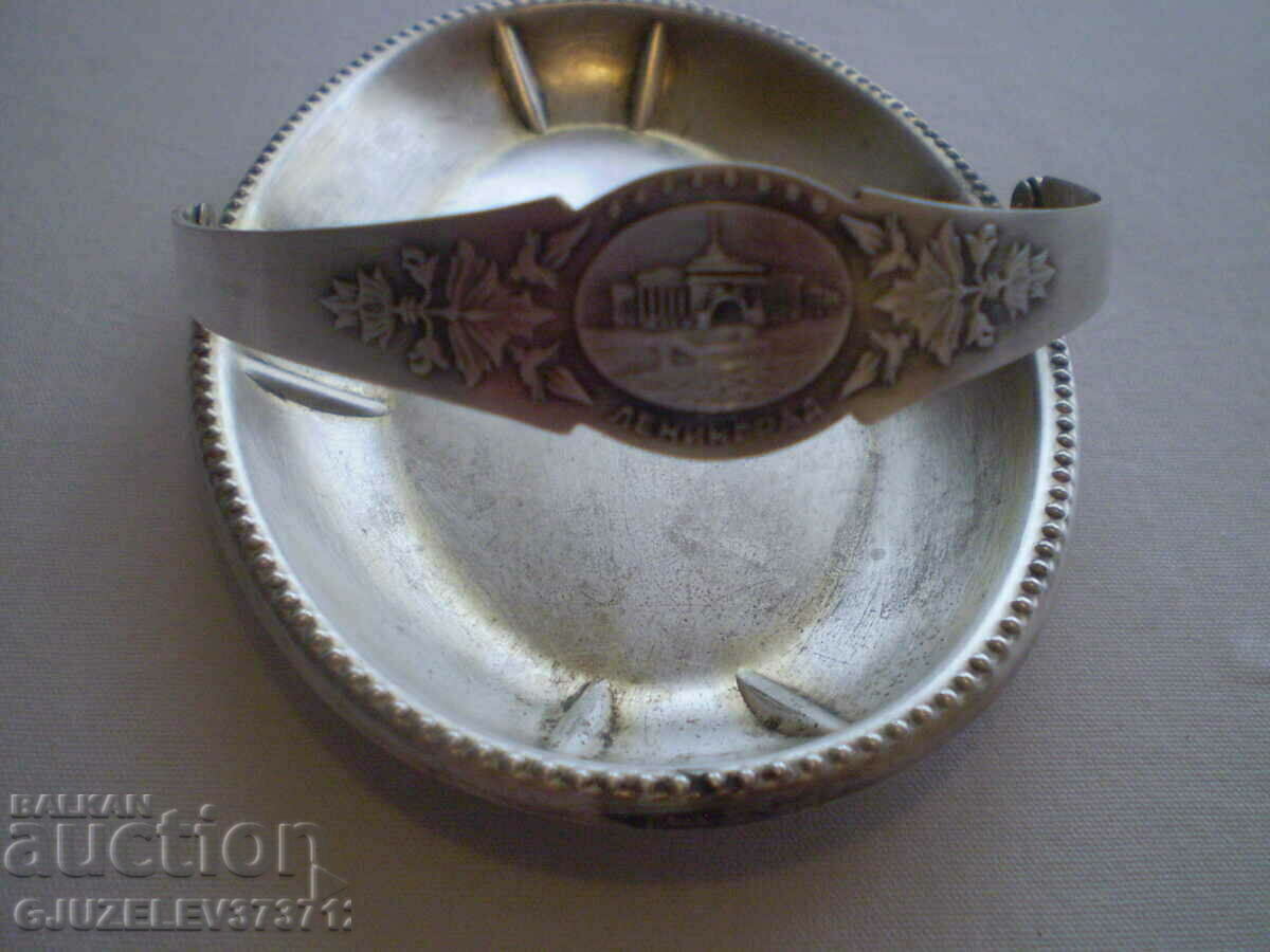 Δημοπρασία Vintage μπομπονιέρα Melchior σημάδεψε το Λένινγκραντ Δημοπρασία Vintage μπομπονιέρα Melchior σημάδεψε το Λένινγκραντ