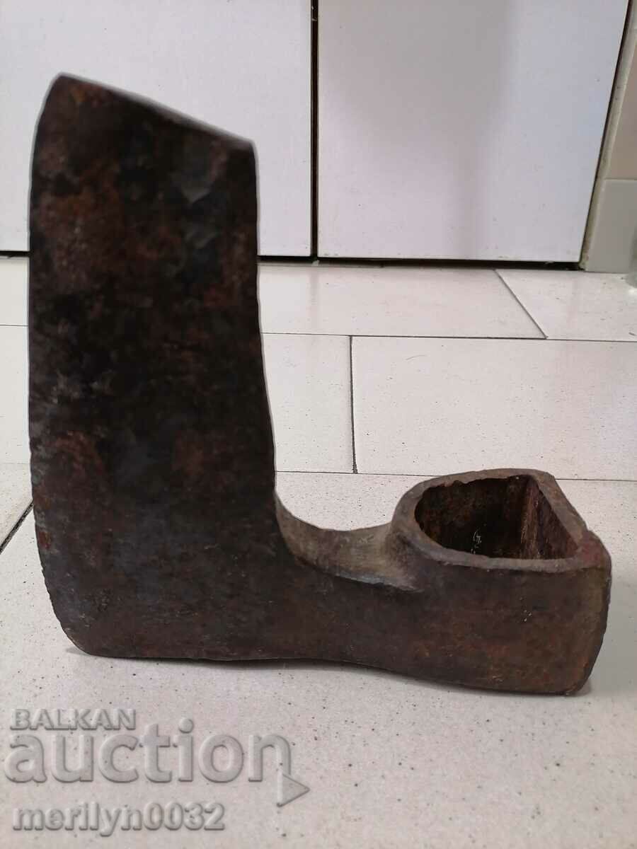 Delivery of An old ax shaft tool wrought iron Delivery of An old ax shaft tool wrought iron