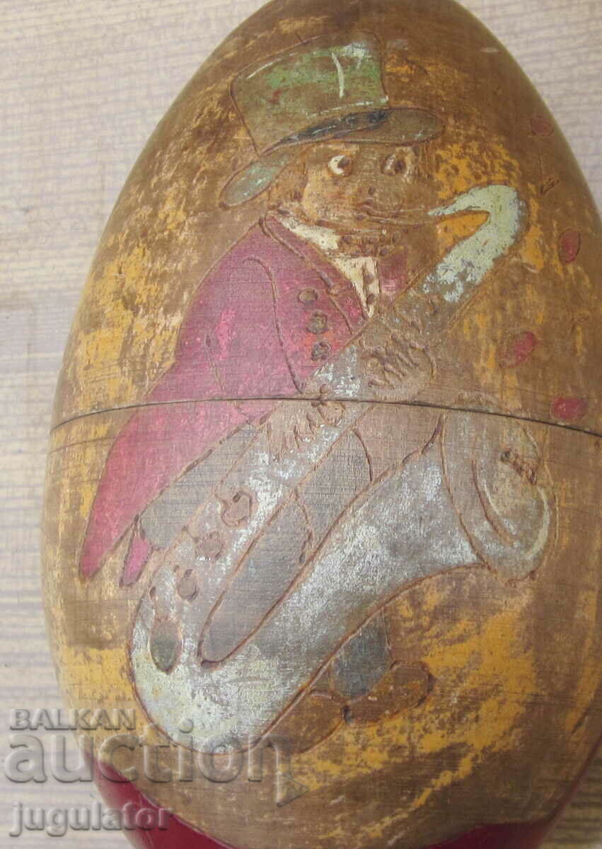 Delivery of old Bulgarian folklore wooden Easter egg box Delivery of old Bulgarian folklore wooden Easter egg box