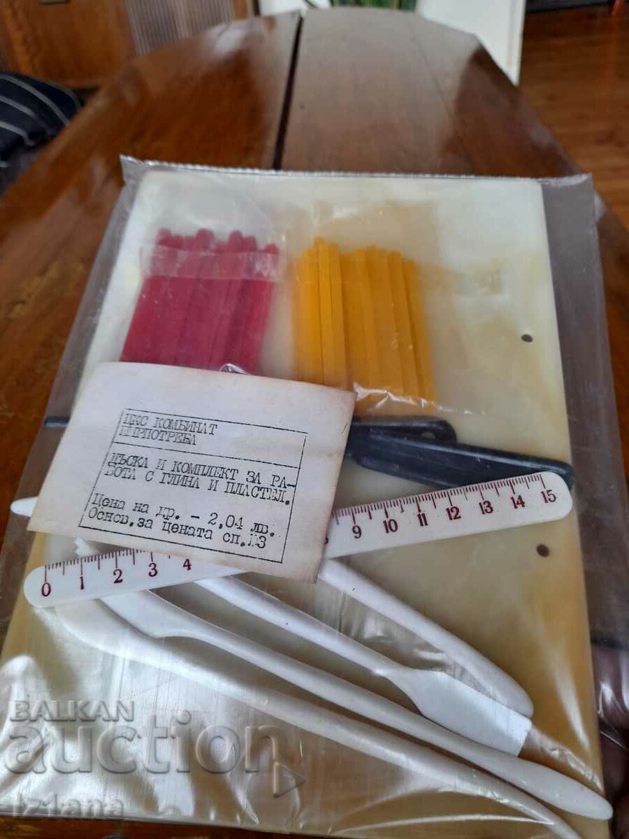 Delivery of Old board, set for working with clay and plasticine Delivery of Old board, set for working with clay and plasticine