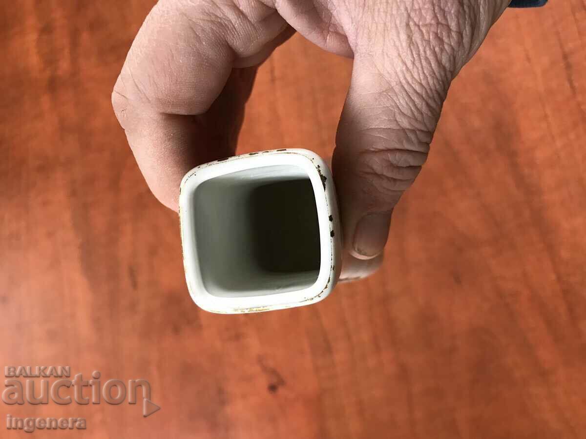 Delivery of PORCELAIN VASE Delivery of PORCELAIN VASE