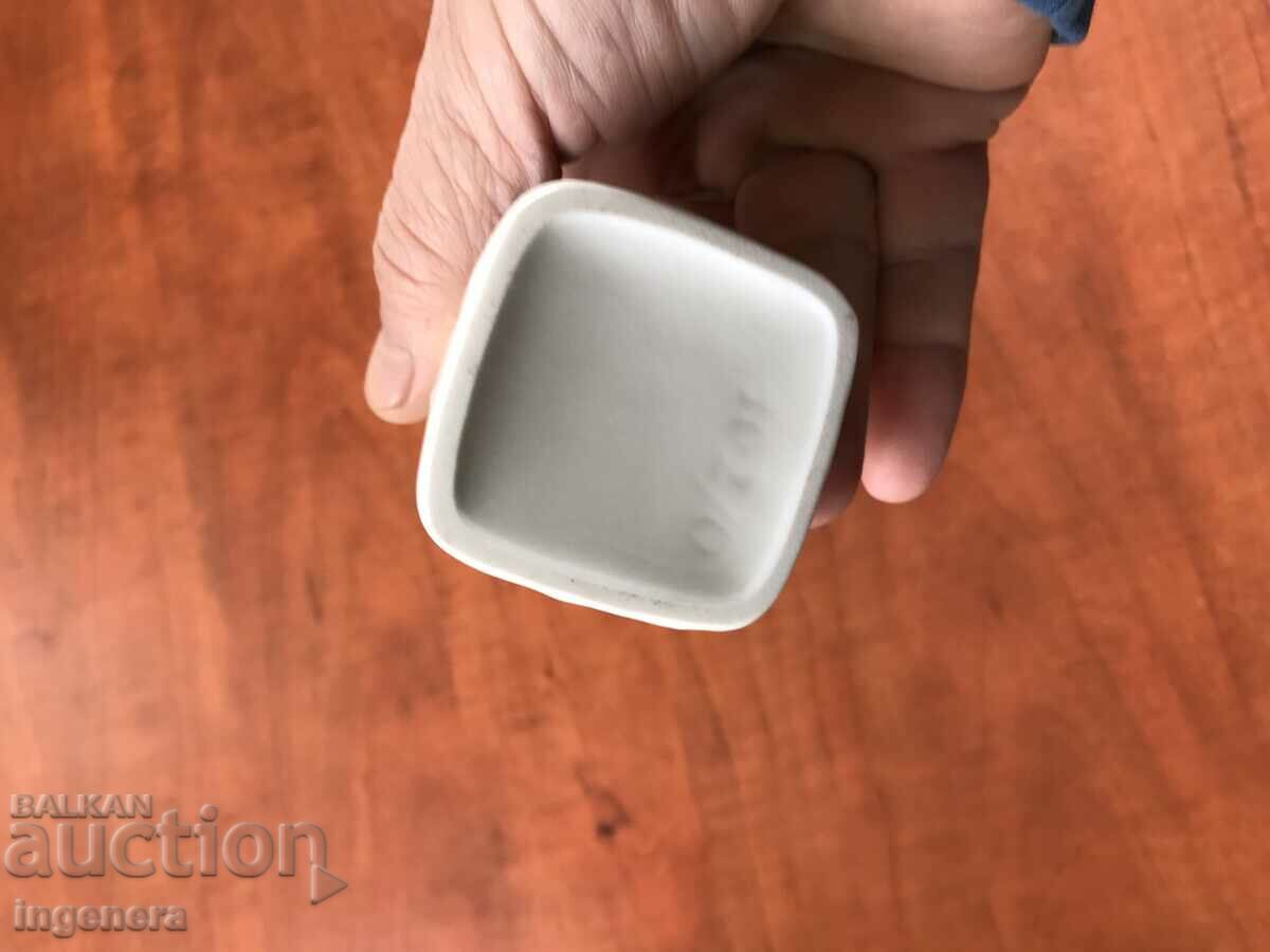 PORCELAIN VASE - 5 PORCELAIN VASE - 5