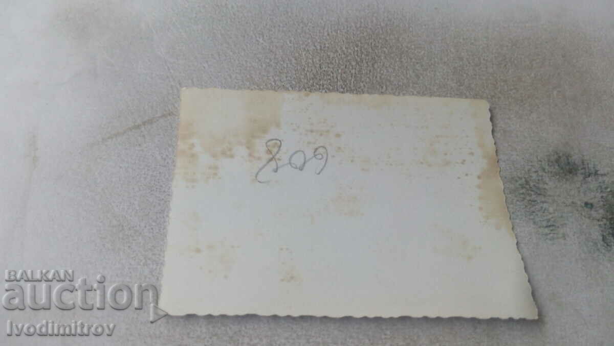 Στιγμιότυπο μιας γυναίκας με ένα μωρό σε ένα vintage καρότσι στο δρόμο με τιμή 0.85 BGN | € 0.43 Στιγμιότυπο μιας γυναίκας με ένα μωρό σε ένα vintage καρότσι στο δρόμο με τιμή 0.85 BGN | € 0.43