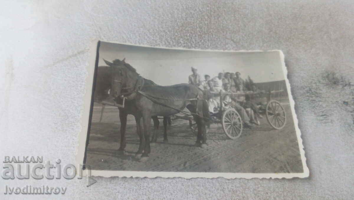 Svimka Νέοι άνδρες και γυναίκες με ένα βαγόνι με δύο μαύρα άλογα