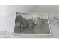 Svimka Νέοι άνδρες και γυναίκες με ένα βαγόνι με δύο μαύρα άλογα