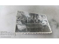 Свимка Мъже и жени около маса в двора