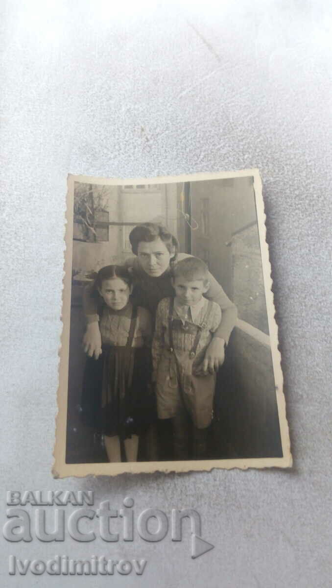 Svimka Femeie cu un băiețel și o fetiță