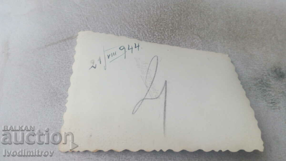 Film Two elderly men on a bench 1944 with price 0.75 BGN | € 0.38 Film Two elderly men on a bench 1944 with price 0.75 BGN | € 0.38