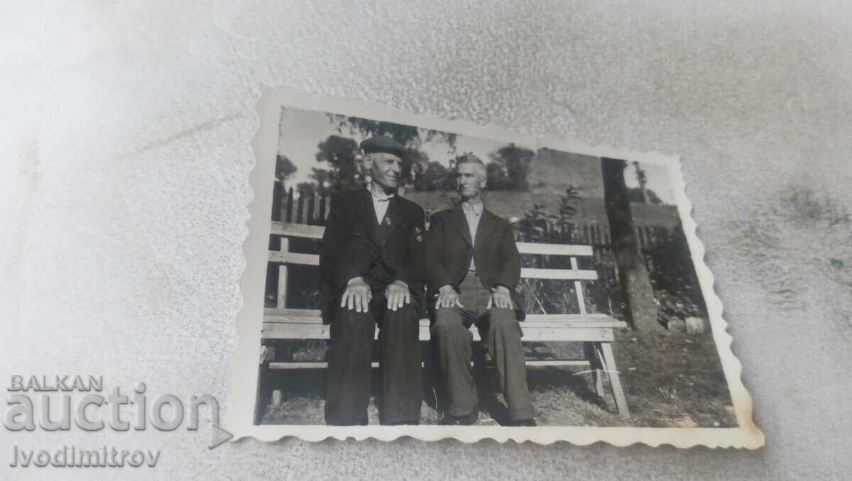 Film Two elderly men on a bench 1944