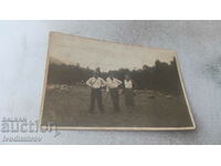 Φωτογραφία Τρεις νεαροί άνδρες με πρόβατα που βόσκουν