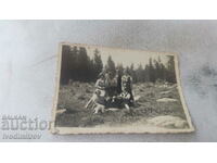 Φωτογραφία Νεαρός άνδρας και κορίτσια σε ένα λιβάδι στα βουνά