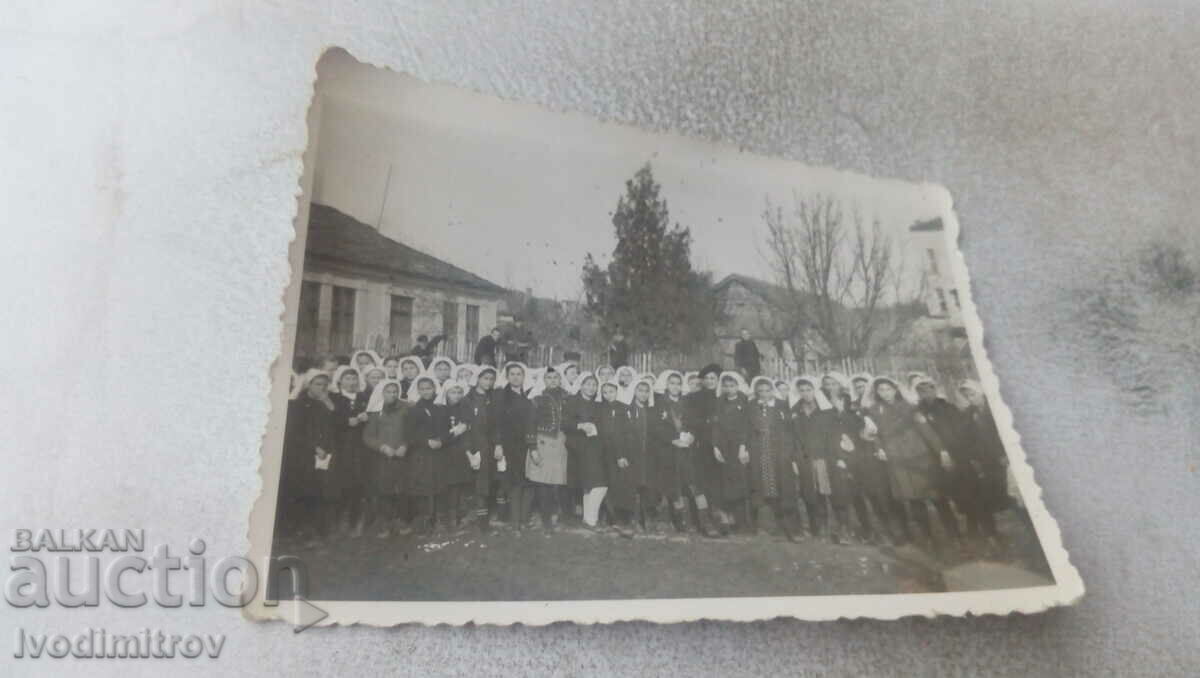 Foto Fete de Cruce Roșie în curtea școlii