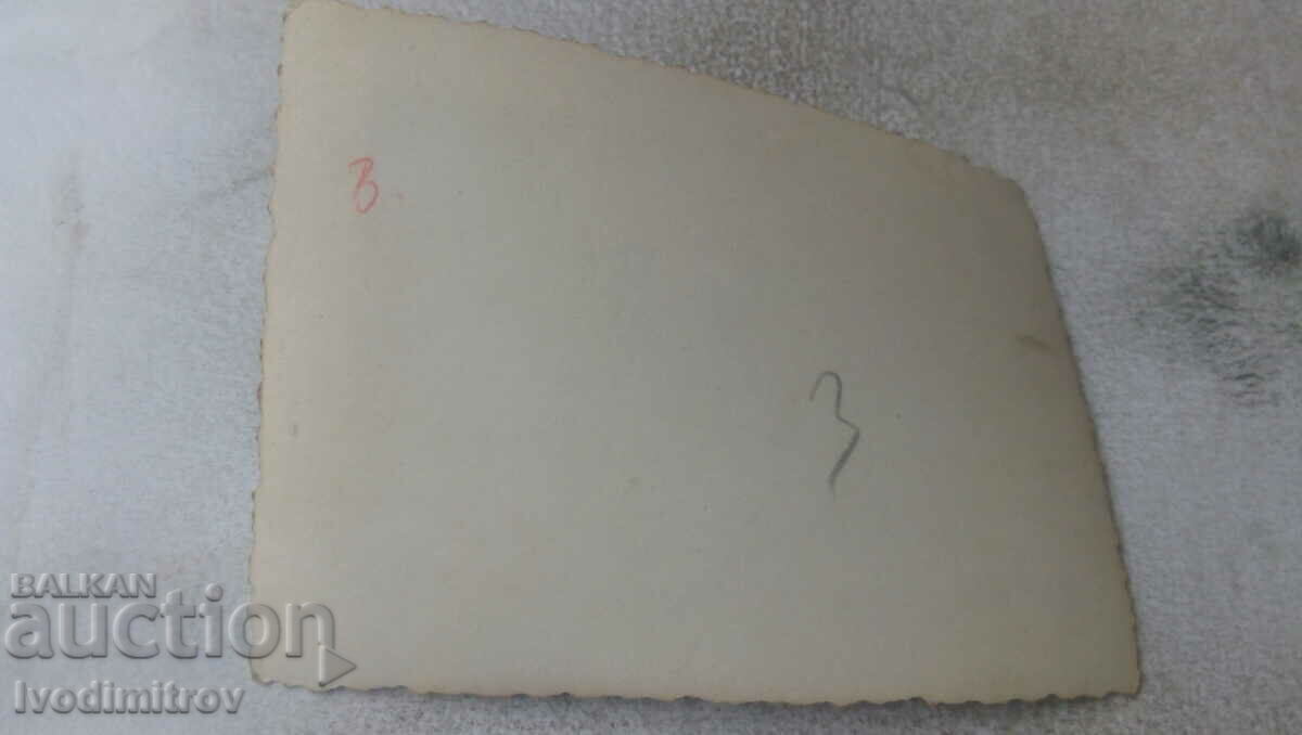 Φωτογραφία Τέσσερις νεαροί άνδρες στην κορυφή ενός βουνού με τιμή 0.75 BGN | € 0.38