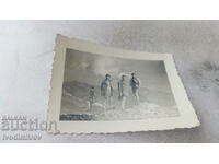 Φωτογραφία Τέσσερις νεαροί άνδρες στην κορυφή ενός βουνού