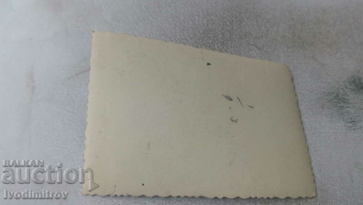 Φωτογραφία Τρεις άνδρες με ένα καρότσι με τιμή 0.85 BGN | € 0.43 Φωτογραφία Τρεις άνδρες με ένα καρότσι με τιμή 0.85 BGN | € 0.43