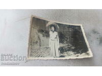 Photo A young woman with a straw hat by a river
