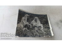 Снимка Две млади жени с медно менче в градината