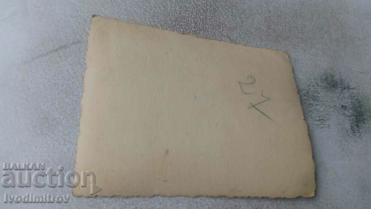 Φωτογραφία Αξιωματικός άνδρας παιδιά και γυναίκα με ακορντεόν στον κήπο με τιμή 0.75 BGN | € 0.38 Φωτογραφία Αξιωματικός άνδρας παιδιά και γυναίκα με ακορντεόν στον κήπο με τιμή 0.75 BGN | € 0.38