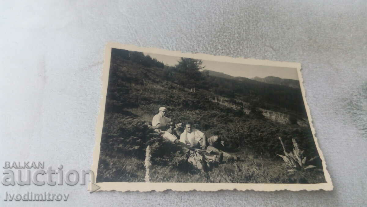 Φωτογραφία Τρεις άνδρες σε ένα λιβάδι στα βουνά