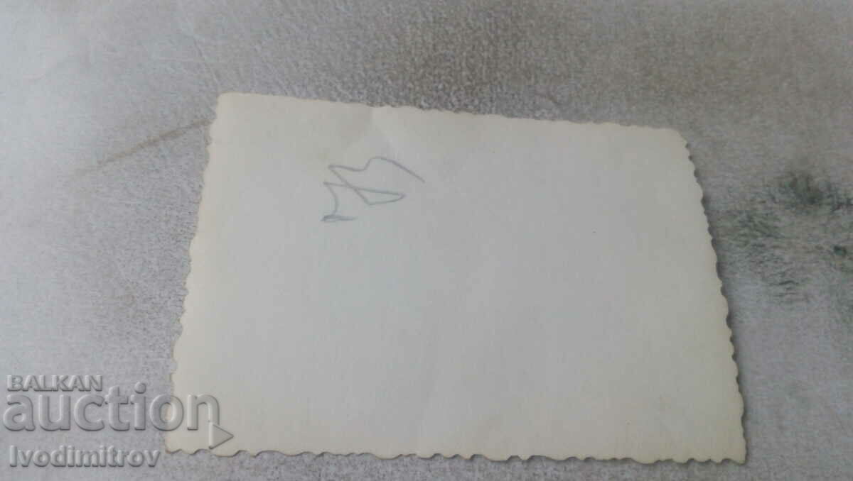 Φωτογραφία Ένας νεαρός άνδρας και ένα νεαρό κορίτσι σε μια βόλτα με τιμή 0.85 BGN | € 0.43 Φωτογραφία Ένας νεαρός άνδρας και ένα νεαρό κορίτσι σε μια βόλτα με τιμή 0.85 BGN | € 0.43