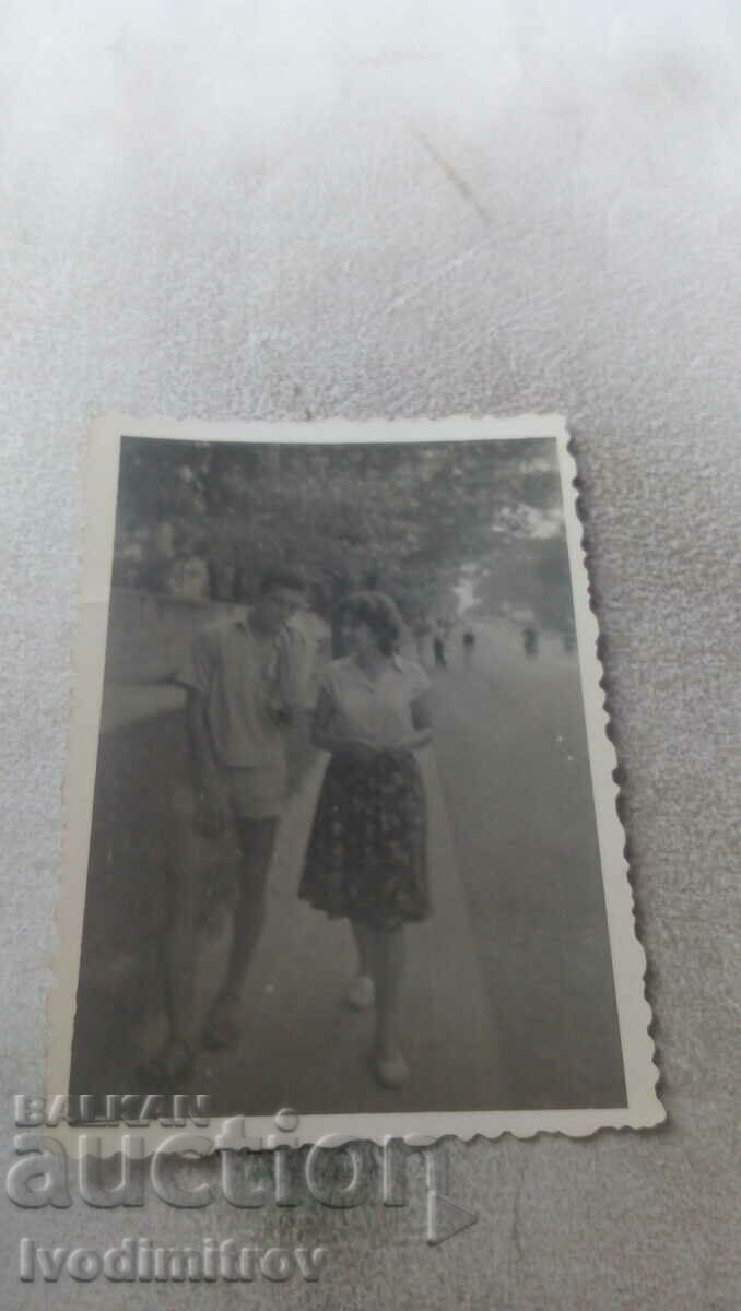 Φωτογραφία Ένας νεαρός άνδρας και ένα νεαρό κορίτσι σε μια βόλτα