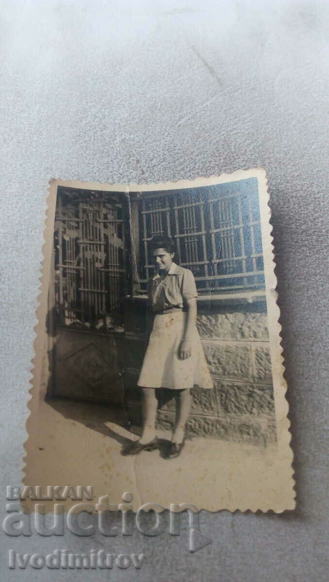 Снимка Млада жена на тротоара