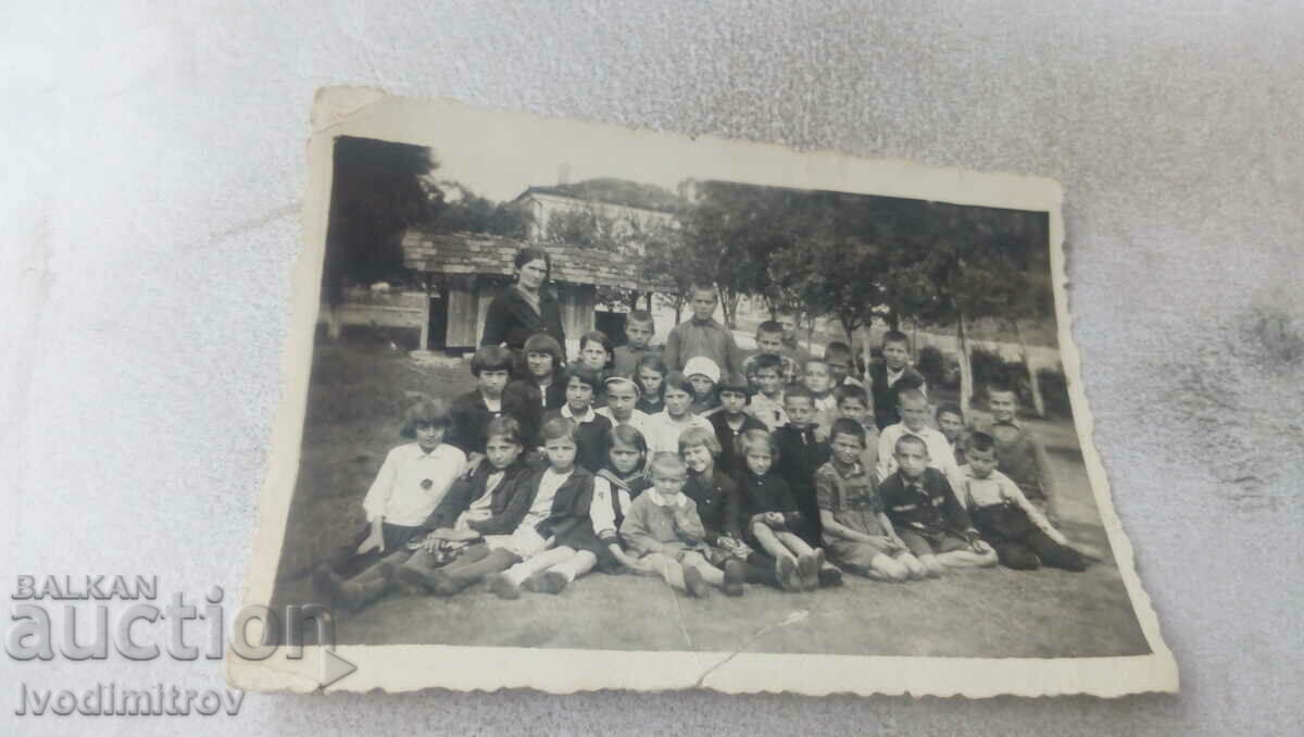 Photo Pupils with their teacher in the school yard