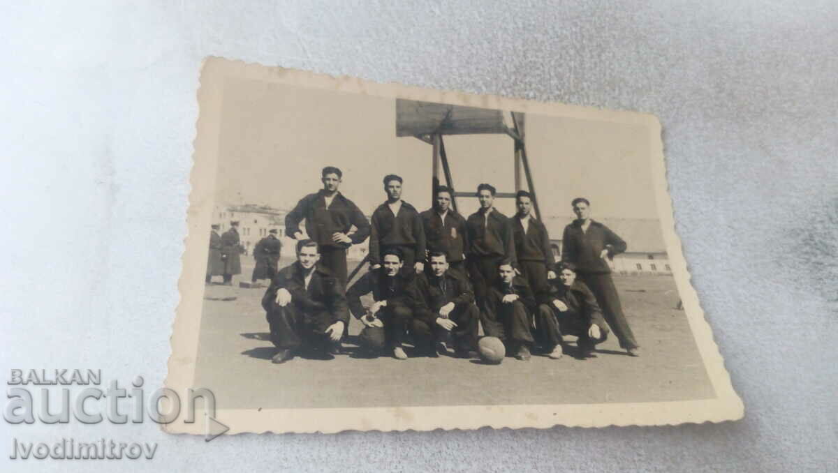 Φωτογραφία Στρατιώτες σε αθλητικές ομάδες στην πλατεία του V.N.V.U. 1943