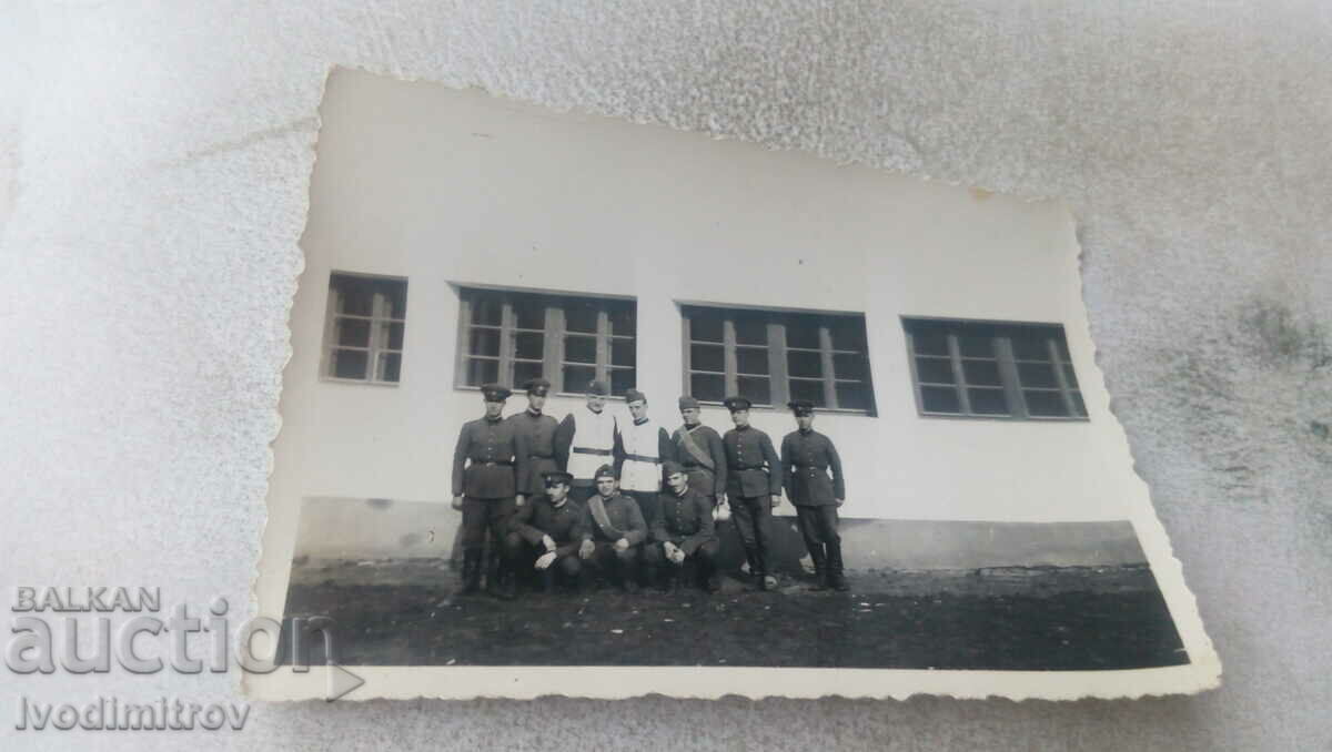 Снимка Офицери и войници в казармата 1944