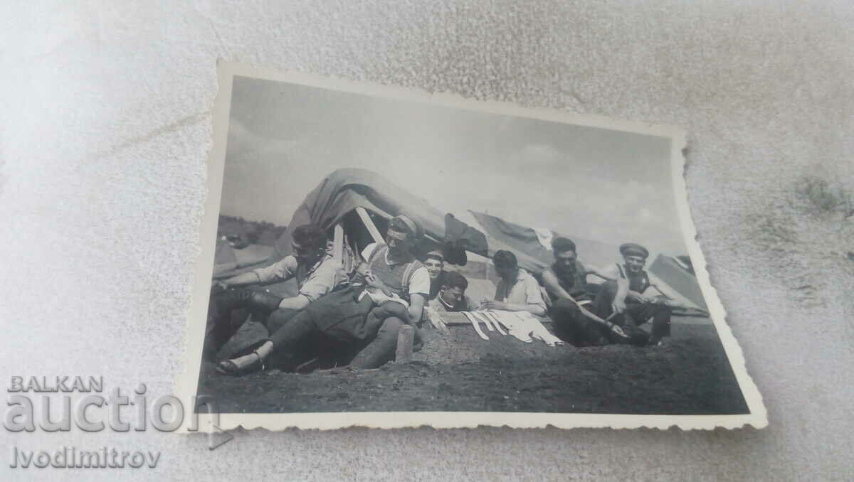 Foto Soldații în lagăr după ce au aruncat grenade de mână 1943