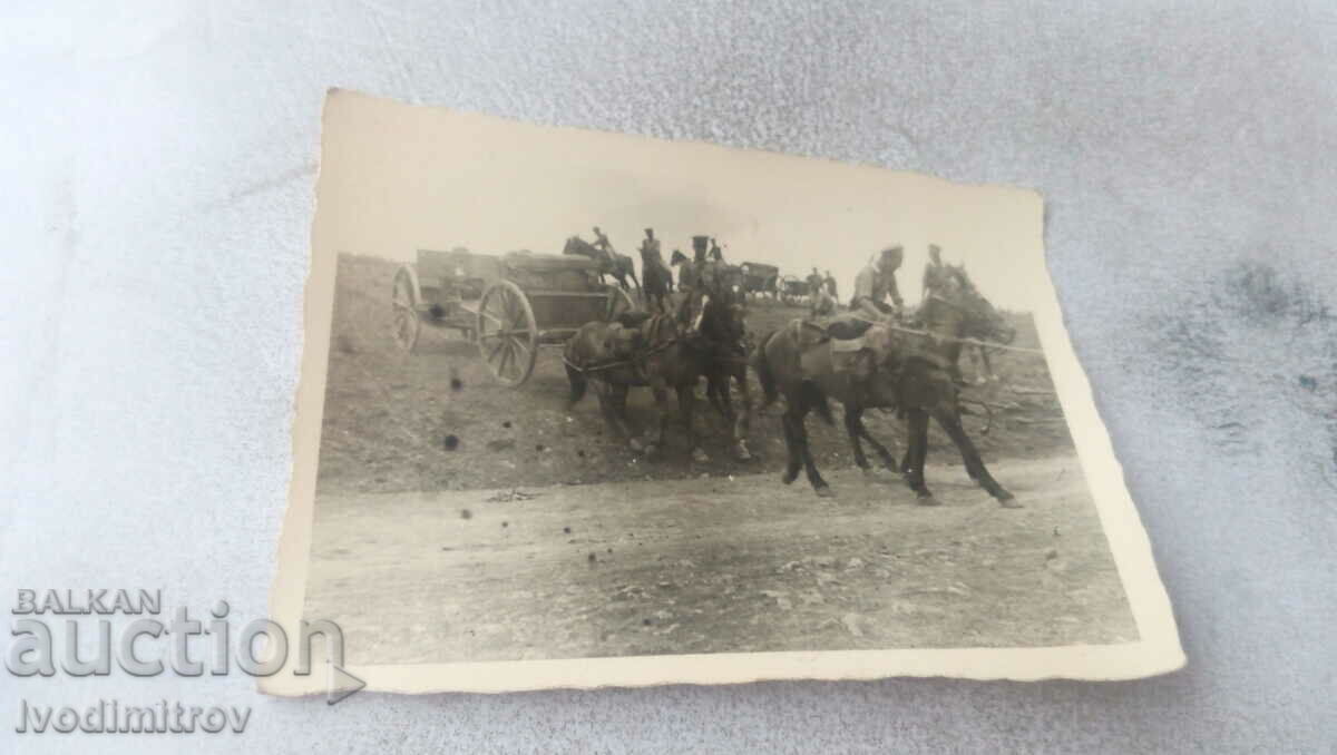 Foto Ofițeri și soldați într-o tabără după un exercițiu de luptă în 1943
