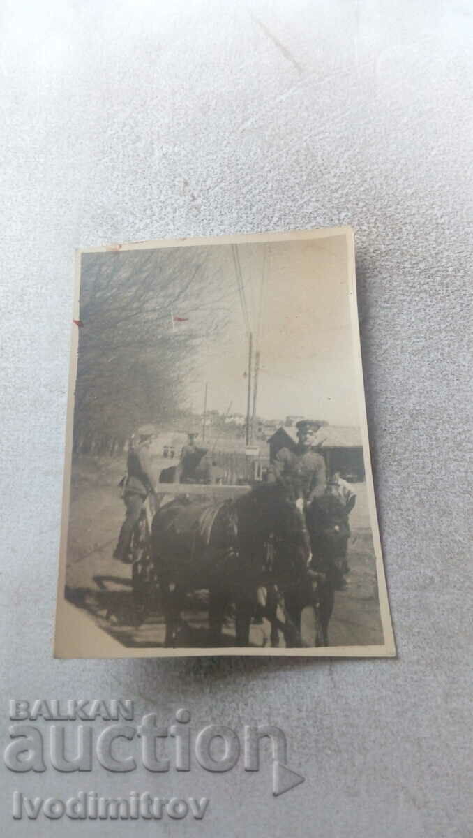 Φωτογραφία Στρατιώτες με ένα βαγόνι