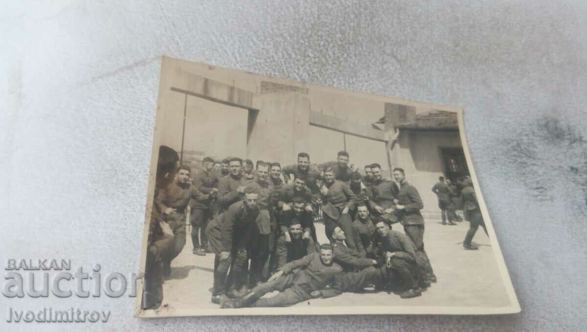 Снимка Офицери и войници в казармата