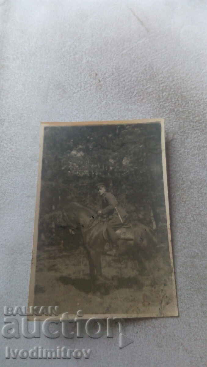 Foto Soldat pe un cal negru