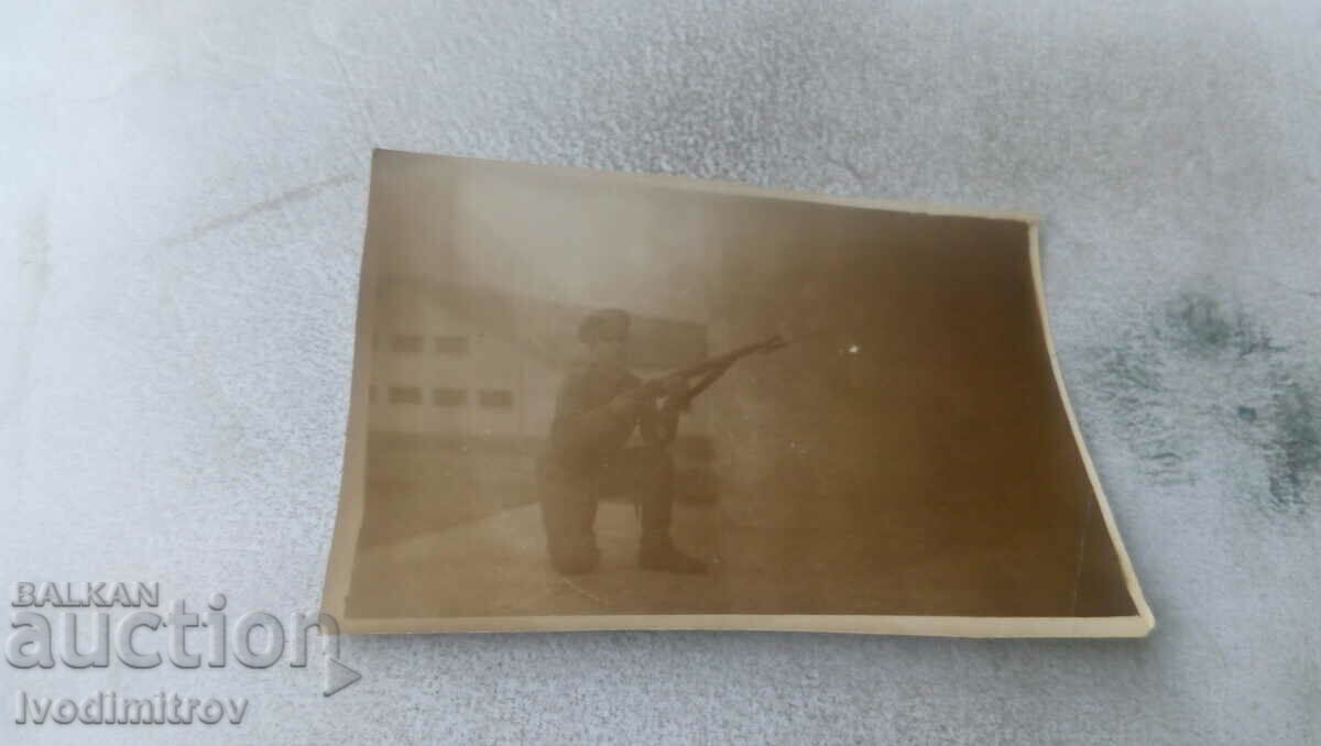 Foto Soldat cu o pușcă cu baionetă