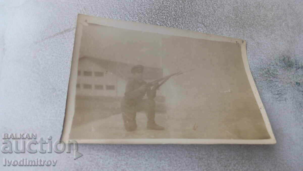 Снимка Войник с пушка с щик