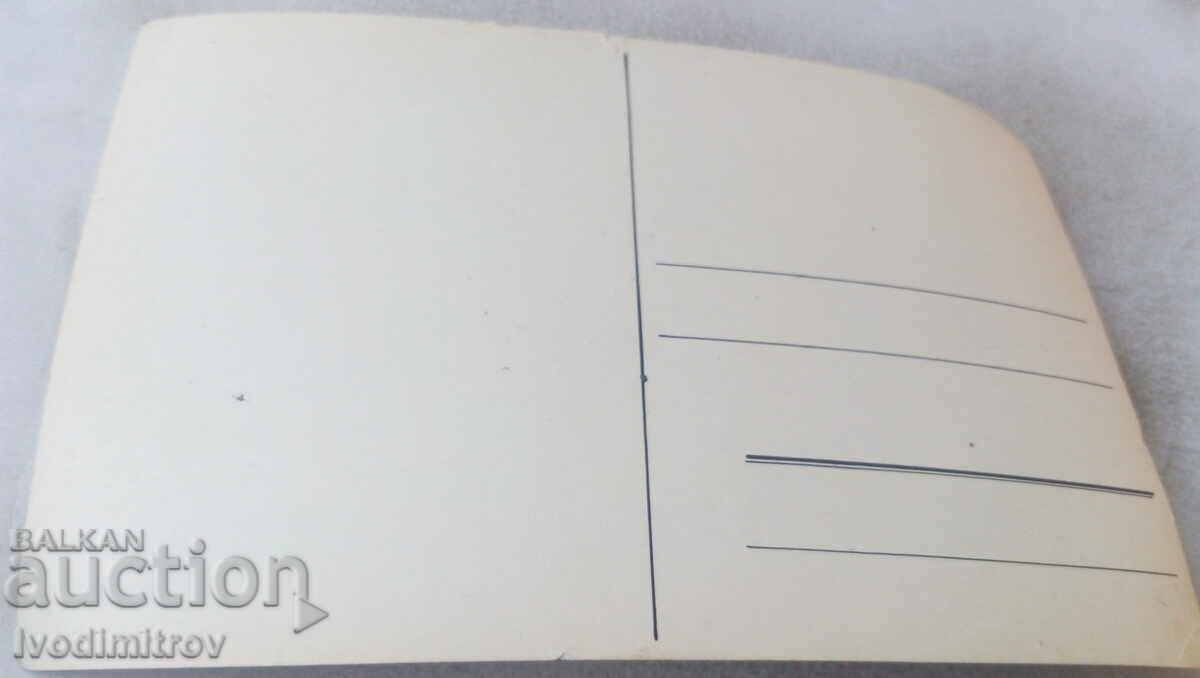 Φωτογραφία Βάρνα Ένας άνδρας και δύο γυναίκες μπροστά από την εκκλησία του καθεδρικού ναού με τιμή 1.45 BGN | € 0.74 Φωτογραφία Βάρνα Ένας άνδρας και δύο γυναίκες μπροστά από την εκκλησία του καθεδρικού ναού με τιμή 1.45 BGN | € 0.74