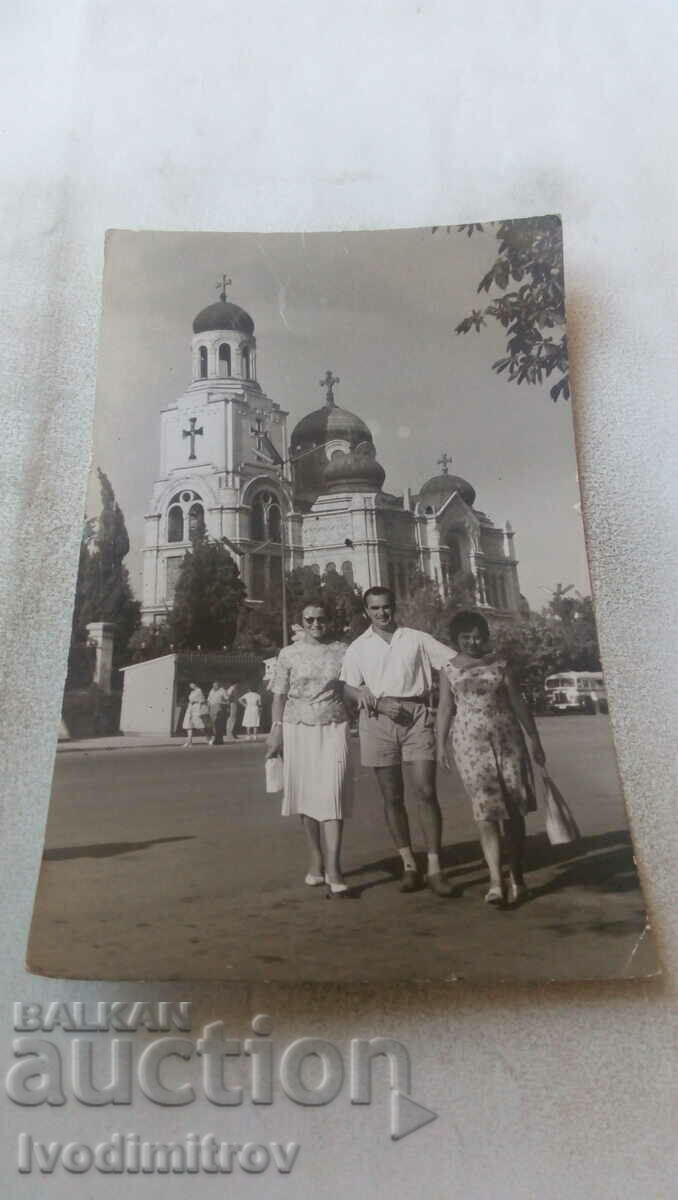 Photo Varna A man and two women in front of the Cathedral Church