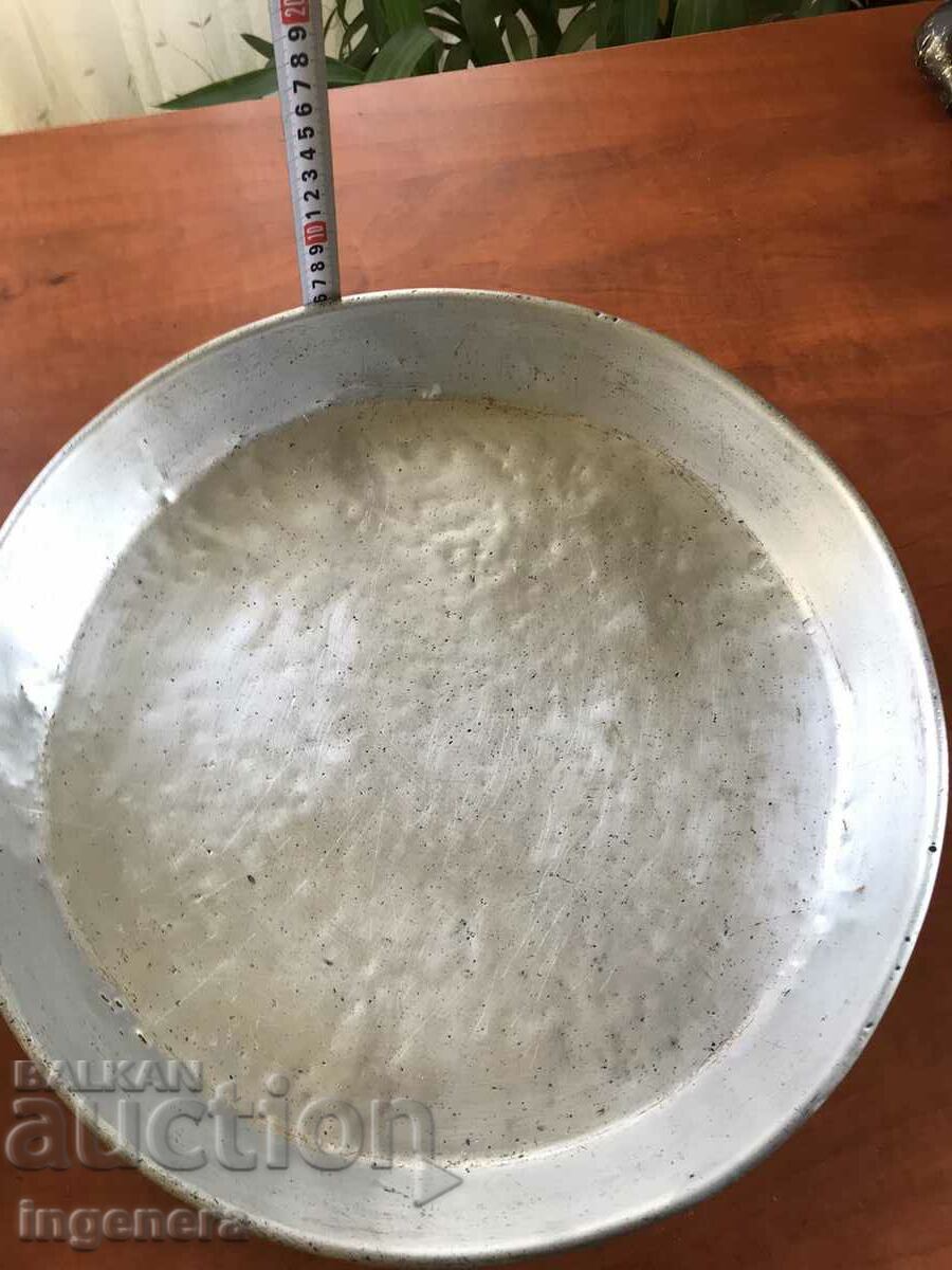 Auction LARGE ALUMINUM BAKING TRAY Auction LARGE ALUMINUM BAKING TRAY