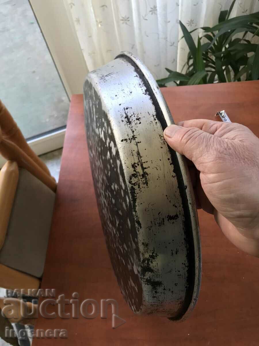 Delivery of LARGE ALUMINUM BAKING TRAY Delivery of LARGE ALUMINUM BAKING TRAY